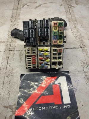 Conjunto de bloque de circuito de caja de relé de fusibles de motor Ford Fiesta 2011-2013 OEM Foto 1 de 4