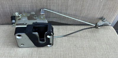 MAZDA ROTARY 1971-78 RX3-808 SEDAN GENUINE LHS FRONT DOOR LATCH LOCK & LINKAGE!! — 第 1/4 张图片