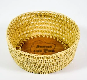 Cesta Posavasos Tejida "Jesús es Pax" también conocida como Jesus is Peace Marca Base de Madera - Imagen 1 de 3
