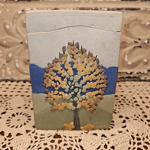 Signierte Studiokeramikplatte gebauter Kastendeckel mit Griffen aufgesetzter Baum und Blätter - Bild 1 von 9