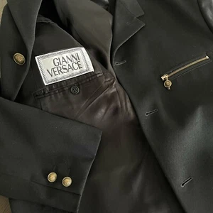 Blazer Gianni Versace lana negra 4 botones con 4 bolsillos con cremallera talla 52 FW 1992/93 - Imagen 1 de 12
