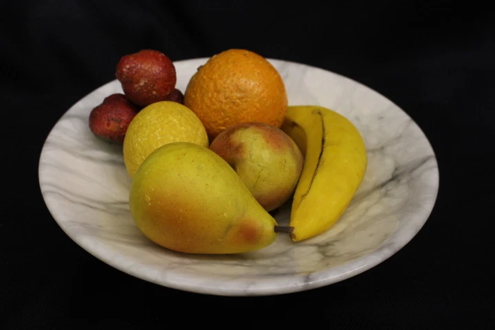 Antiguo juego de frutas de alabastro italiano pintado a mano de 9 piezas con cuenco de pedestal de mármol de 8" Foto 1 de 1