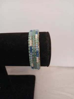 Pulsera de cuentas de semillas multicolores con cierre magnético de acero inoxidable, firmada Foto 1 de 4