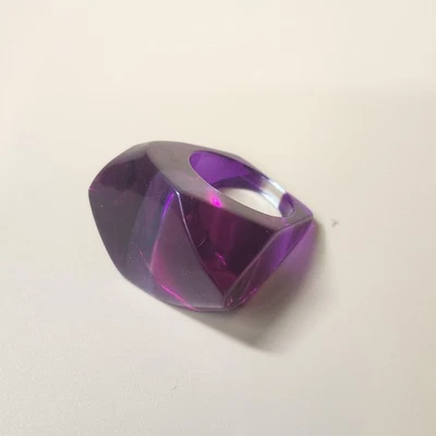 Anillo Geométrico Acrílico Grueso Moderno Diseño Facetado Talla Pequeña Joyería Foto 1 de 4