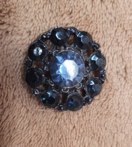 Atemberaubender alter 1" zinnfarbener Knopf mit 9 dunkelblauen Strasssteinen - Bild 1 von 6