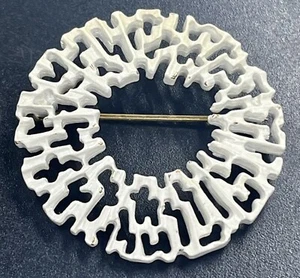 Spilla Spilla Corona Trifari Smalto Bianco Texturizzato Look Modernista (1514) - Foto 1 di 5