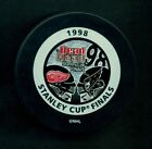 1998 STANLEY CUP NHL FINALE rondelle de match officielle AILES ROUGES (Yzerman) vs CAPITALS comme neuf