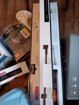 NUEVO Toallero Delta 77624-CZ STRYKE 24", Acabado Champagne Bronce. Nuevo en caja  Foto 1 de 2