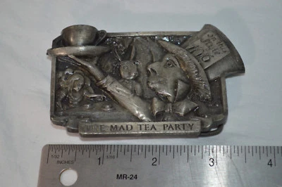 1977 Captain Hawks Sky Patrol and Novelty Co.The Mad Tea Party fivela de cinto #2039 - Imagem 1 de 4