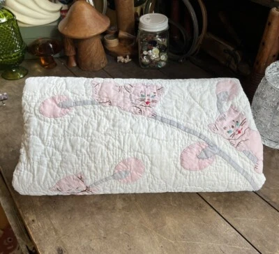 MANTA BEBÉ AÑOS 1930-50 JUGUETONA GATITO APLICADA Y ACOLCHADA 37,5” X 51” BORDE ROSA Foto 1 de 4