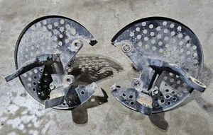 87-92 Honda TRX250X OEM Front Left & Right Axle Spindles With Rotor Shields - Foto 1 di 2