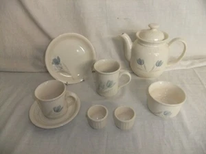 c4 Pottery Biltons - Tulipán azul y líneas sobre fondo marfil - 6F7B - Imagen 1 de 9