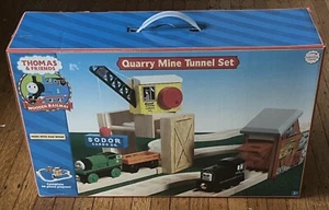 Thomas & seine Freunde Holzeisenbahn Zug Steinbruch Bergwerk Tunnel Zugset * NEU im Karton - Bild 1 von 4