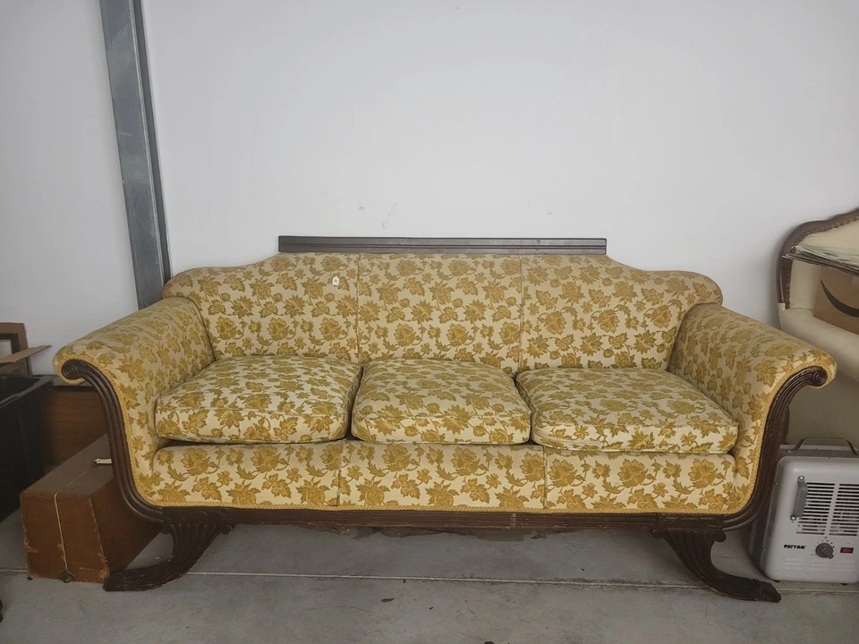 🛋️ Sofá Floral Antiguo | Base Madera Tallada | Cojines Originales | Listo para Restaurar Foto 1 de 2