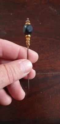 EPINGLE A CHAPEAU ANCIENNE DEBUT XXemeS HAUTEUR 9,3 CM - Photo 1/3