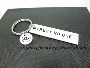 TRUST NO ONE - ¡un fan de X-Files debe tener! Llavero de aluminio estampado a mano - Imagen 1 de 2