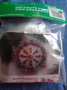VINTAGE MERRI MAC PERLEN NADELSPITZE ROT ORNAMENT KIT #0-23-2 - Bild 1 von 2
