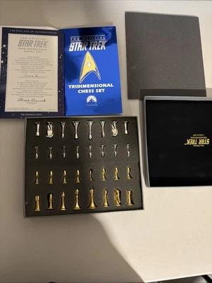 FRANKLIN MINT 1995 STAR TREK TRIDIMENSIONAL 3D CHESS SET Pieces & Paper Work - Image 1 of 4