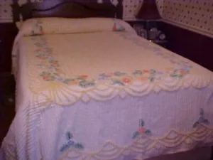 Copriletto vintage peluche ciniglia ghirlande gialle e fiori pastello - Foto 1 di 11