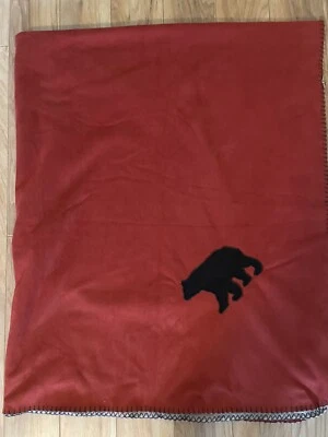 Cobertor Carstens, INC Wyoming camurça como urso preto vermelho e creme 54x66 pol - Imagem 1 de 4