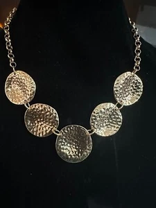 Set collana e orecchini disco martellato tono oro con disegno maglia catena - Foto 1 di 12
