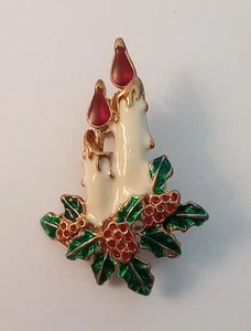 Vintage Weihnachts Pin KERZE mit Stechpalme & Beeren weiß rot grün Emaille Urlaub - Bild 1 von 4