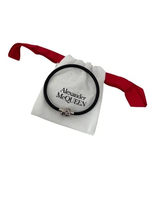 Pulseira masculina Alexander McQueen preta de borracha caveira com fecho tom prata - Imagem 1 de 4