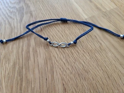 dunkelblaues Armband mit silbernem Anhänger größenverstellbar von Accessorize - Bild 1 von 2