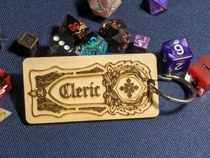 DND Clase Clérigo Hecho a Mano Madera 2 Caras Juego Mesa RPG Llavero Papel de Regalo - Imagen 1 de 3