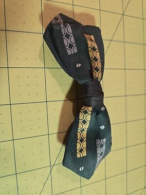 Vintage Hart Ormond NYC Men's Bow Tie Green Yellow 5 Inch Clip On - Image 1 of 4