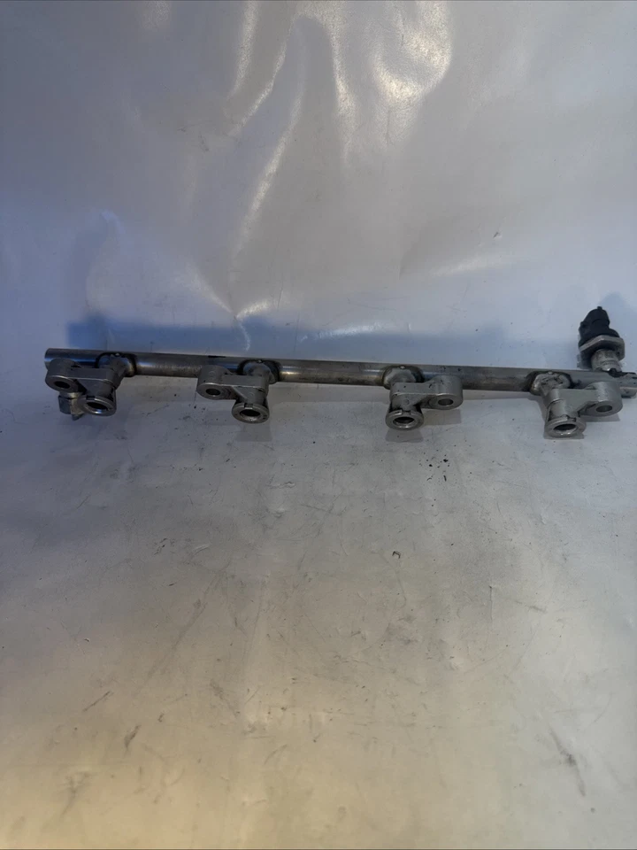 Riel de combustible Mazda 3 2014-2017 Foto 1 de 4