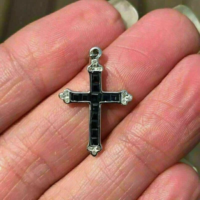 Bonito colgante de oro blanco de 14 quilates con cruz de diamantes negros talla princesa de 2 quilates para mujer Foto 1 de 4