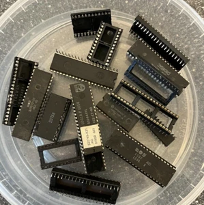 Lotto chip IC vintage | marche miste | Include MOS 6502, Philips, NEC e altro - Foto 1 di 8