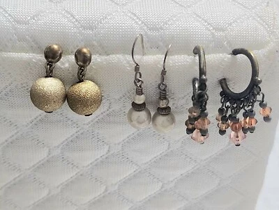 3 pares de pendientes de cristal tono dorado, perla y melocotón. Aros y colgantes. Años 90/Y2K Foto 1 de 4