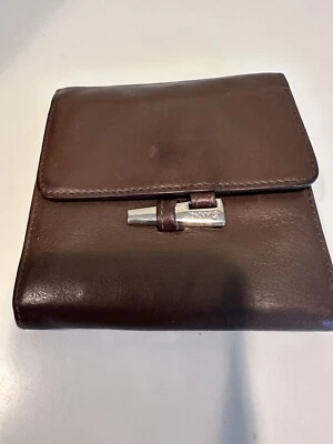 Cartera pequeña de cuero marrón para mujer DKNY  con cierre único, calidad usada en excelente estado. 55 Foto 1 de 4