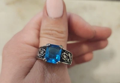 Anel Justin Davis. Pedra azul. Tons de prata. Gravura floral. Tamanho 11.5-11.75 - Imagem 1 de 4