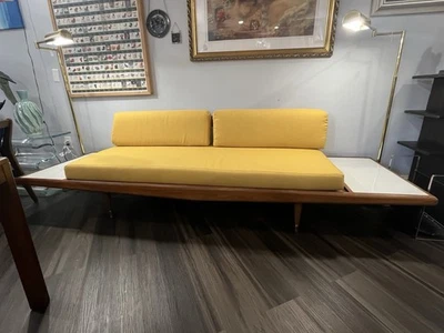 Sofá moderno de mediados de siglo, sofá cama atribuido a Adrian Pearsall Foto 1 de 4