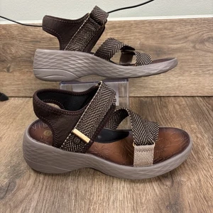 Bzees Jives braune bequeme Keilabsatz-Sandalen mit verstellbaren Riemen - Größe 7,5 - Bild 1 von 10