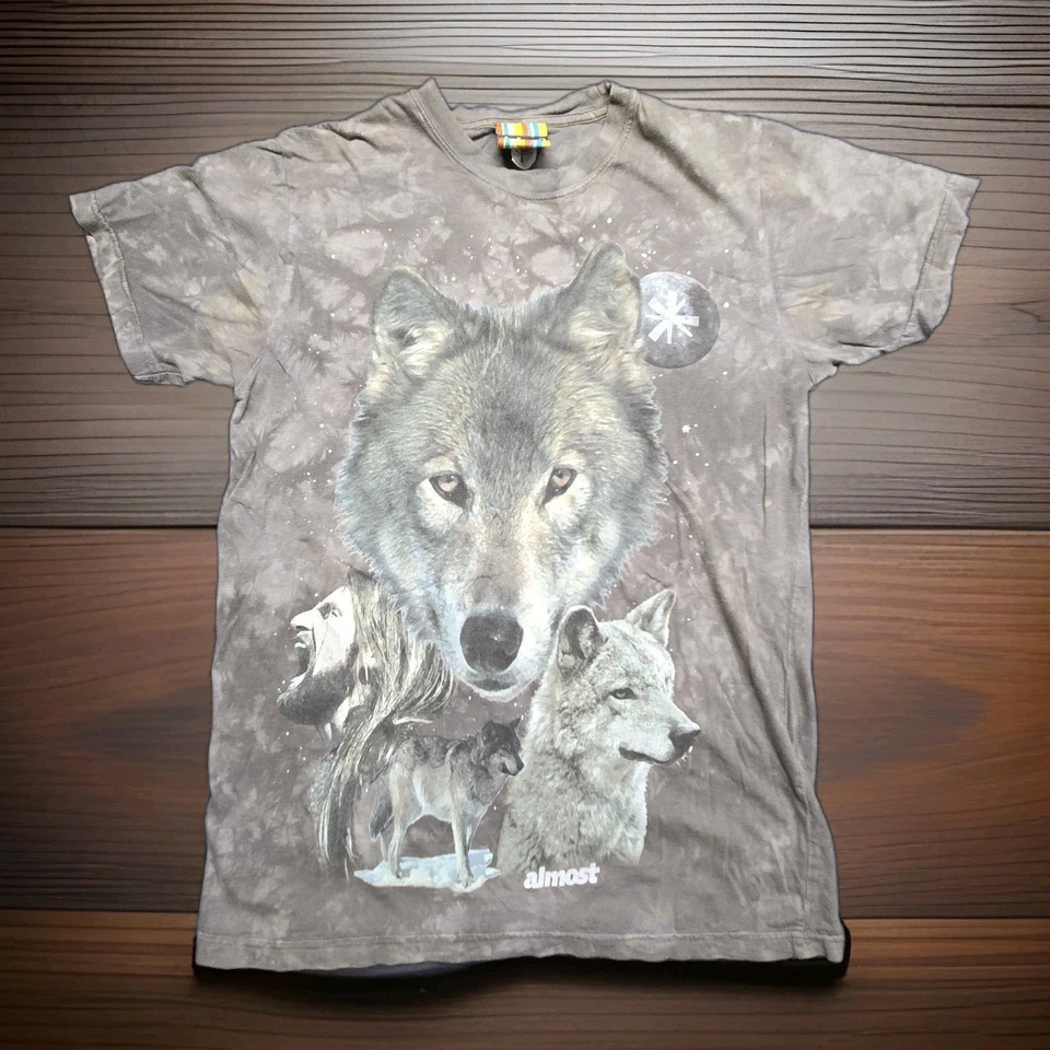 Camiseta Almost Wolf tamanho P marrom gráfica feita nos EUA - Imagem 1 de 4