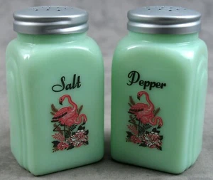 JADEITE GREEN GLASS TROPICAL PINK FLAMINGO SALT & PEPPER SHAKER SET - Picture 1 of 4