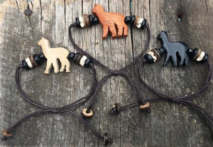 Alpaka Armband aus Holz mit Perlen in weiß,brau und schwarz Lama - Bild 1 von 7