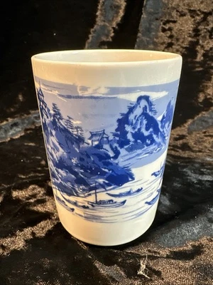 Figura de paisagem porcelana azul e branca 5,1" vaso de escova - Imagem 1 de 4