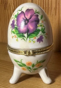 "Huevo de porcelana de cerámica de 3"" - Patas florales con bisagras - Caja de baratijas - Tono dorado Usado en Excelente Condición" - Imagen 1 de 6