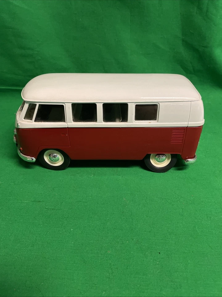 Vintage Volkswagen Sólido VW Combi  1966 VW  bus  1:19  DieCast Preowned A8 - Image 1 of 4