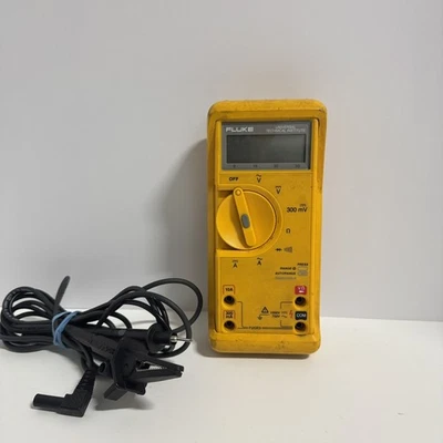 Multímetro digital Fluke Universal Technical Institute Foto 1 de 4