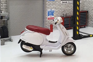 Vespa Primavera 150 2013 White 1:18 Scale Scooter Supreme - Picture 1 of 5