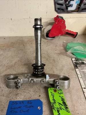 Abrazadera de árbol triple inferior Yamaha YZFR6 OEM 2003 2004 stock inferior Yzf R6 Foto 1 de 4