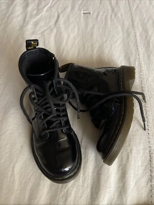 Botas de combate Dr Doc Martens meninas tamanho 12 crianças couro envernizado preto 1460 J - Imagem 1 de 4
