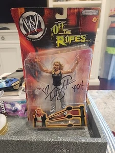 Neu Autogramm signed Auto Sealed Trish Stratus Off The Ropes Serie 1 Jakks WWE - Bild 1 von 4