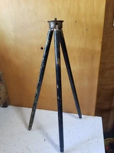 Trípode de cámara antiguo de latón vintage con patas extensibles de 48" y pies con púas - Imagen 1 de 4